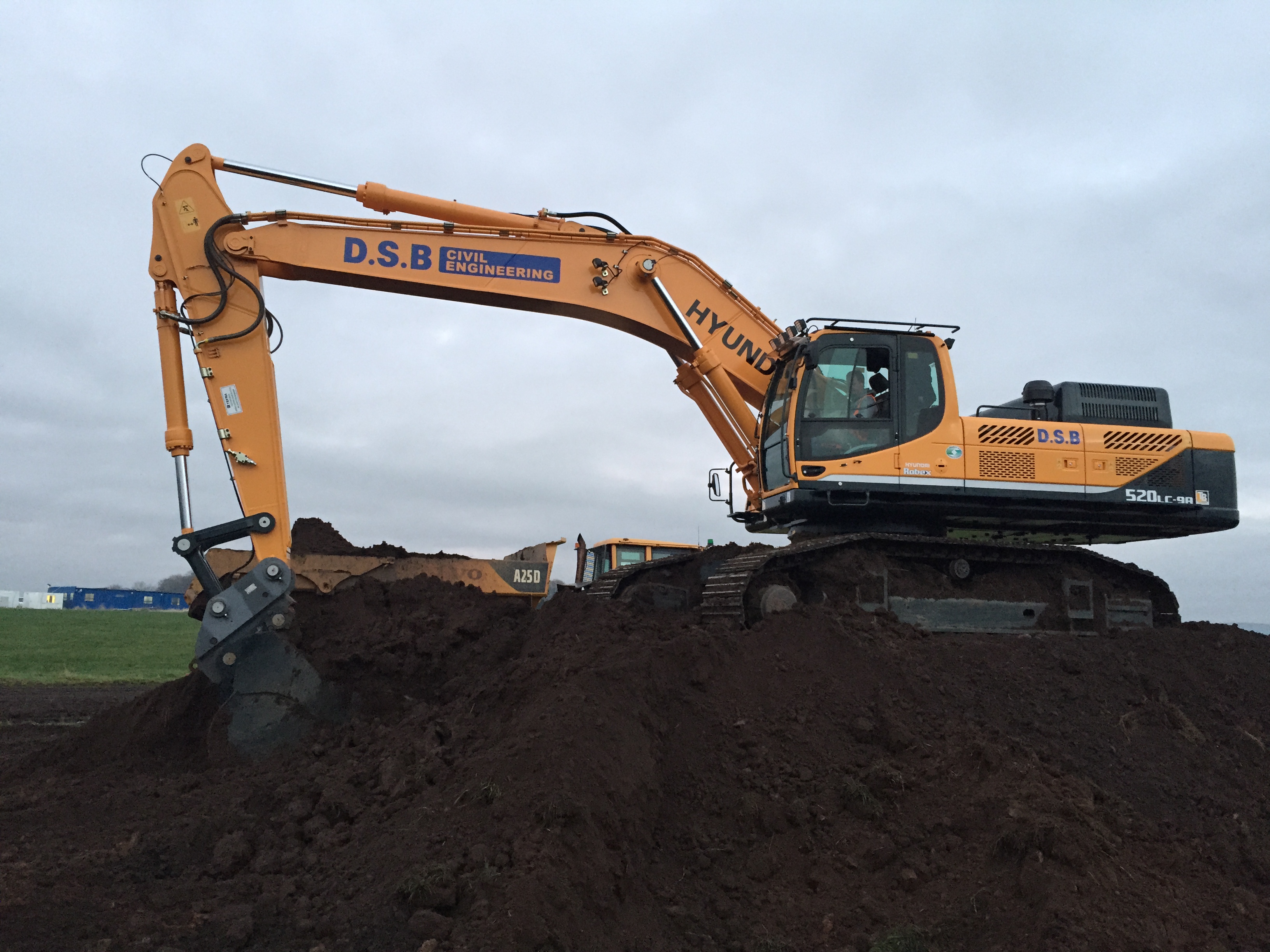 Hyundai R520LC-9A excavator 