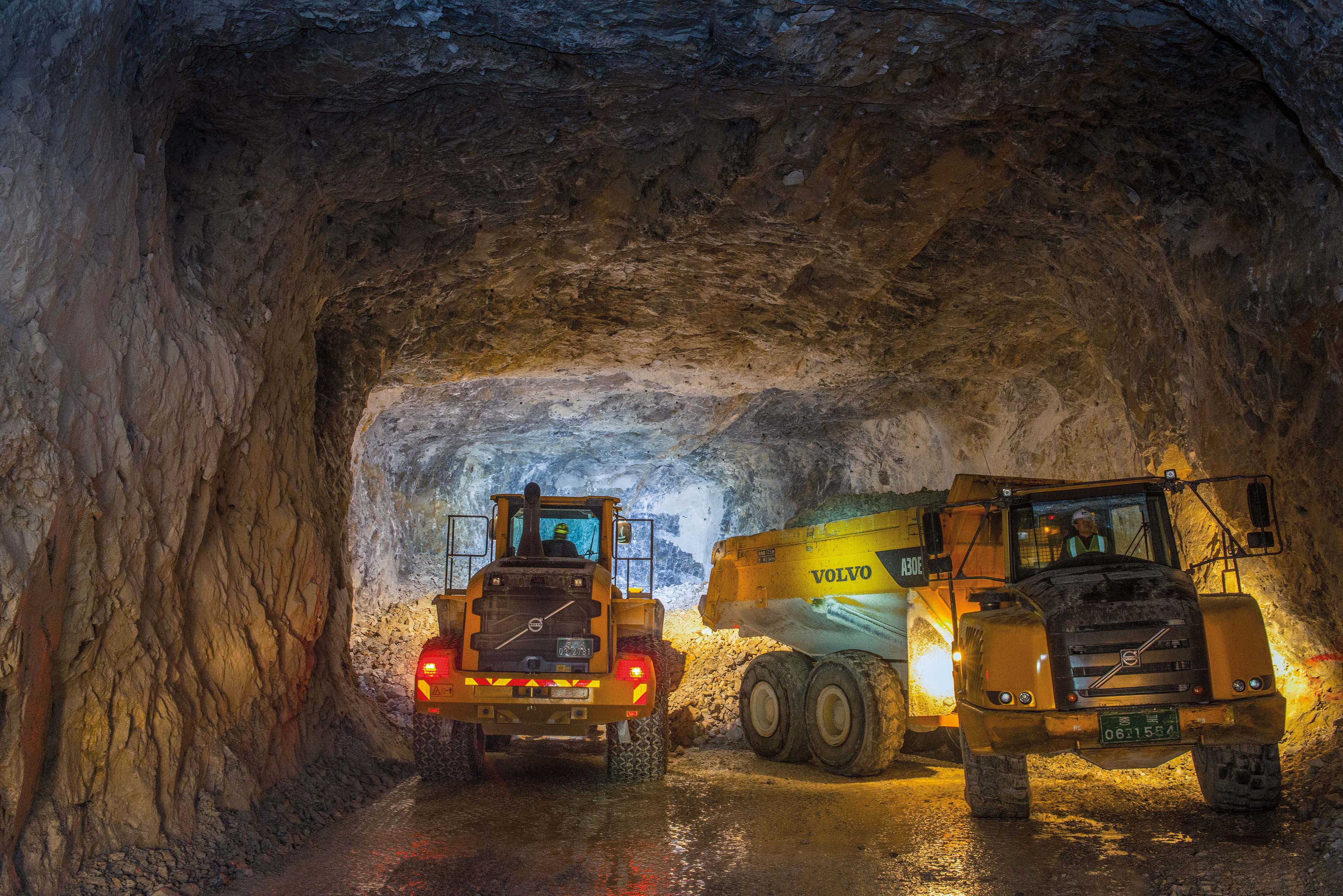 Volvo CE machines in the Jangchimi limestone quarry