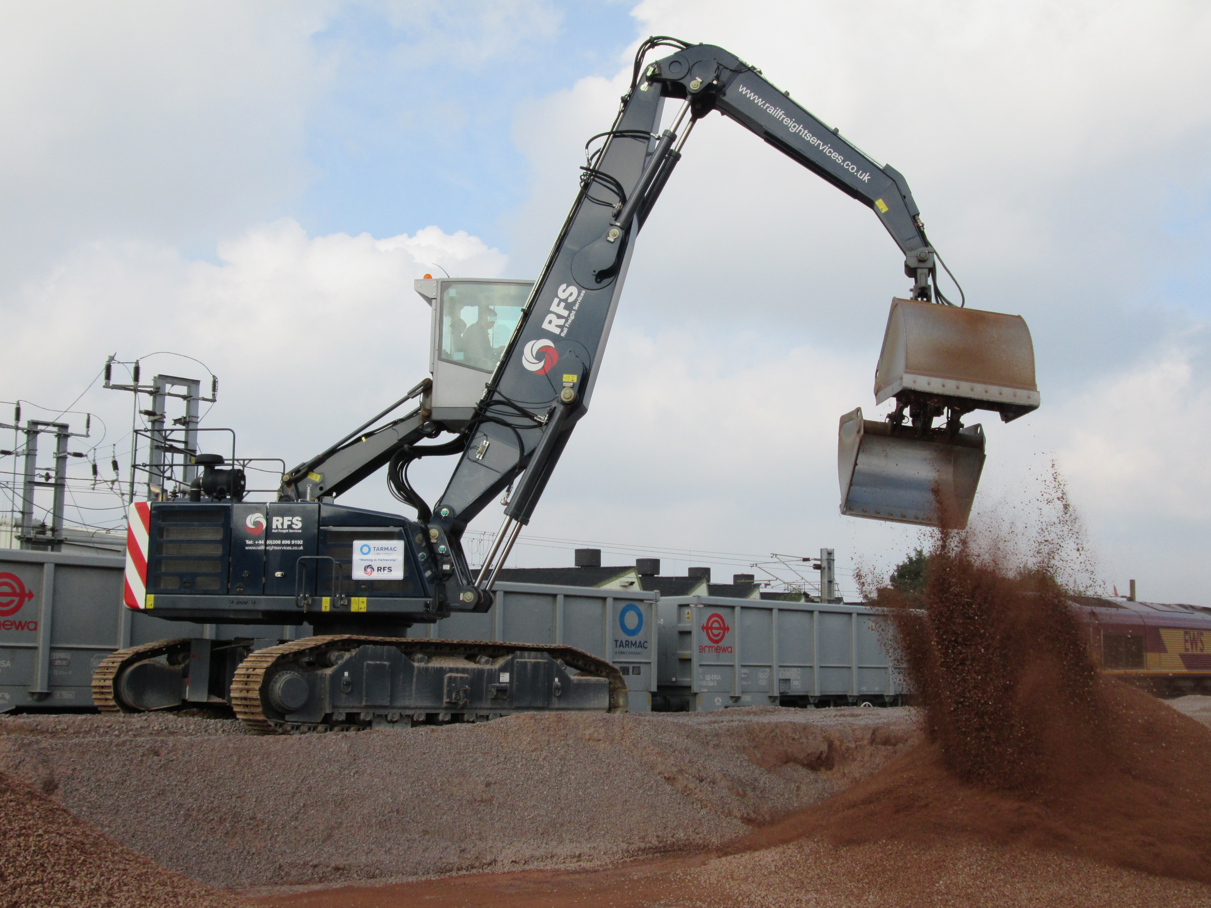 Tarmac grab off-loader