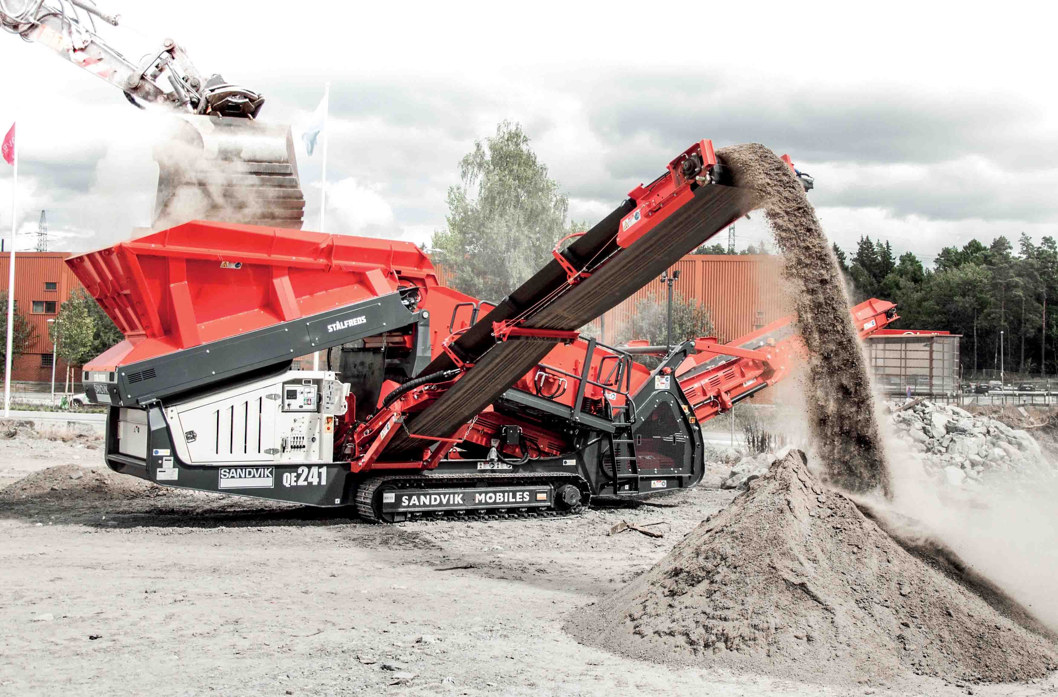 Sandvik QE241 mobile scalping screen 