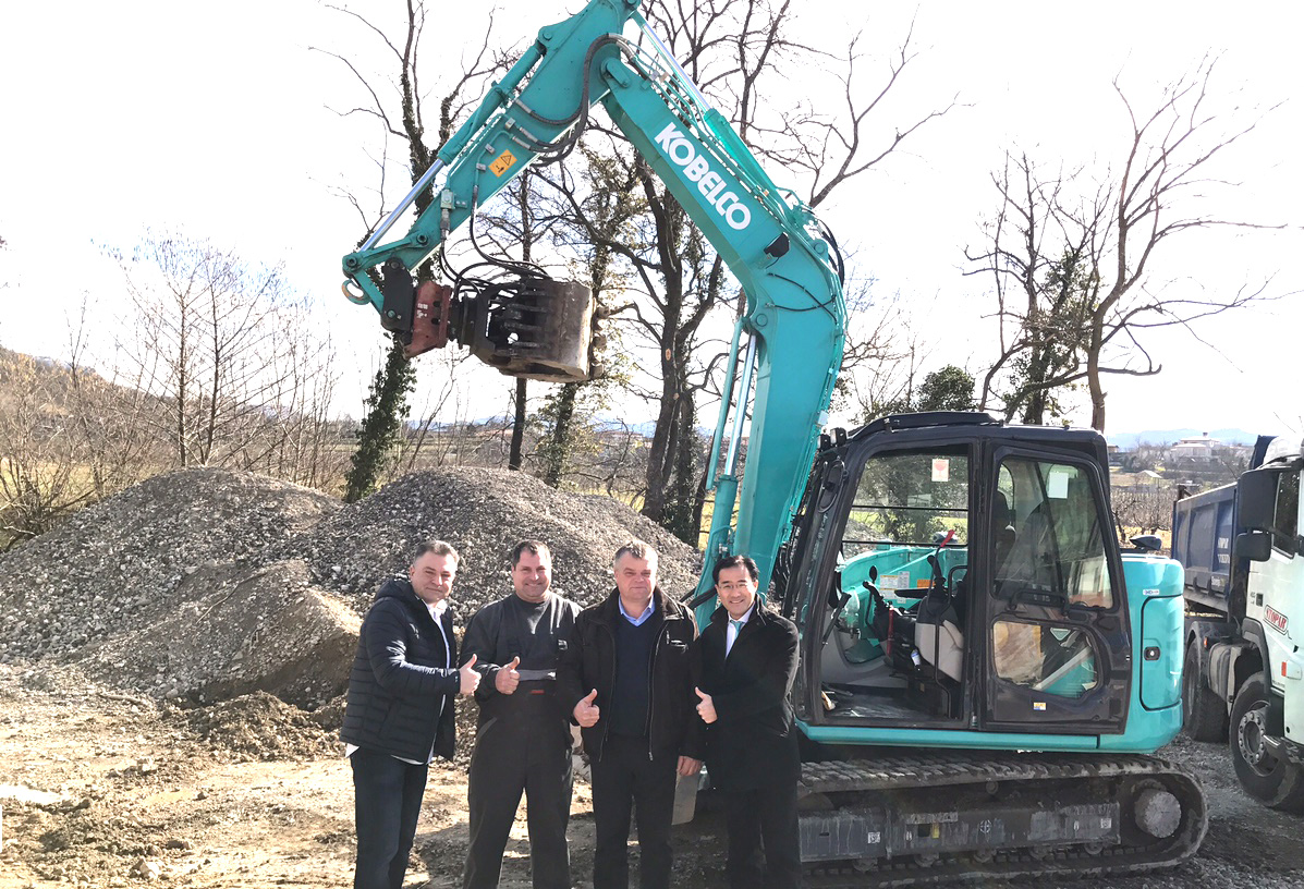 Kobelco CEO Makoto Kato with team 