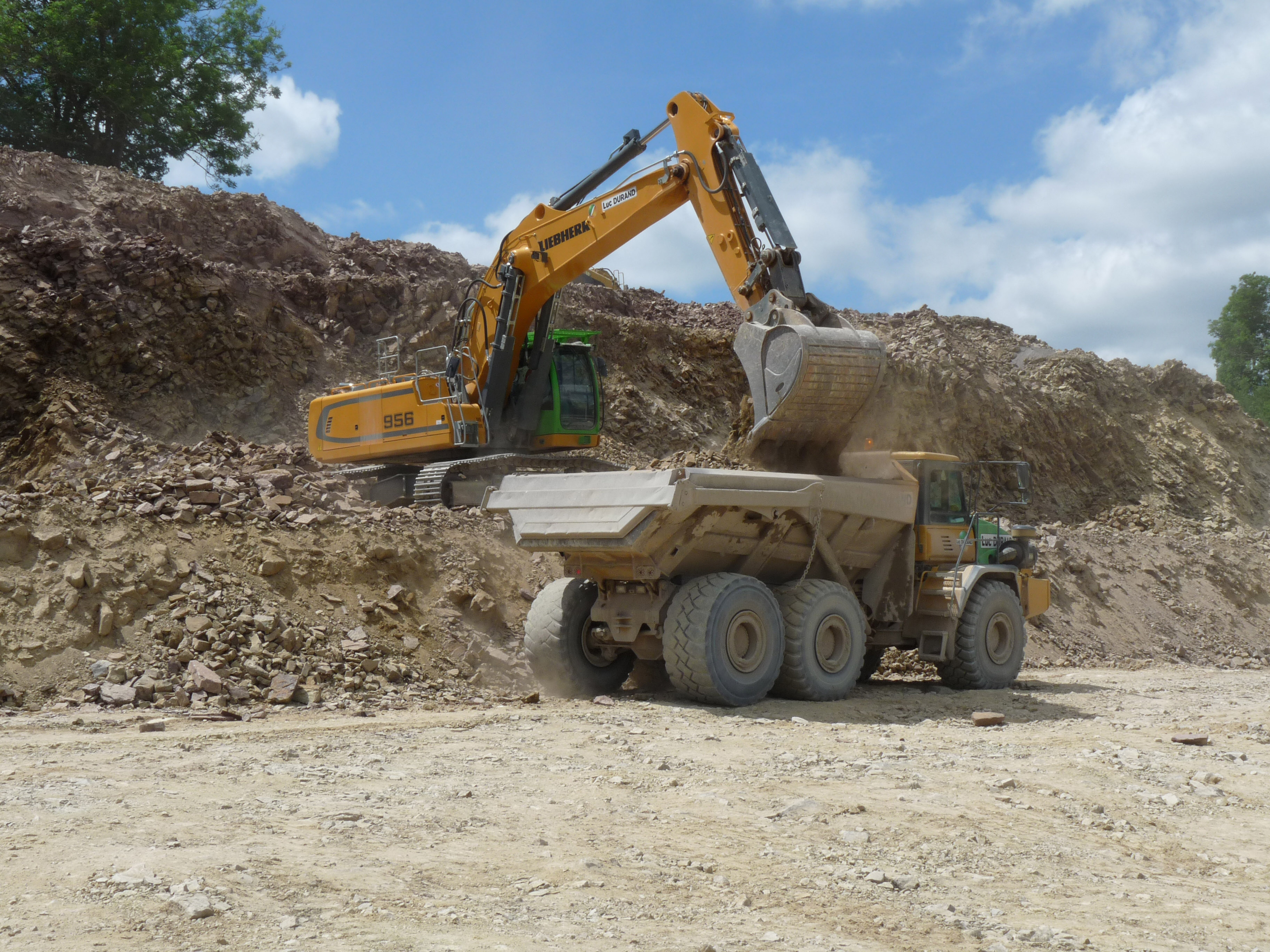 Liebherr crawler excavator 956