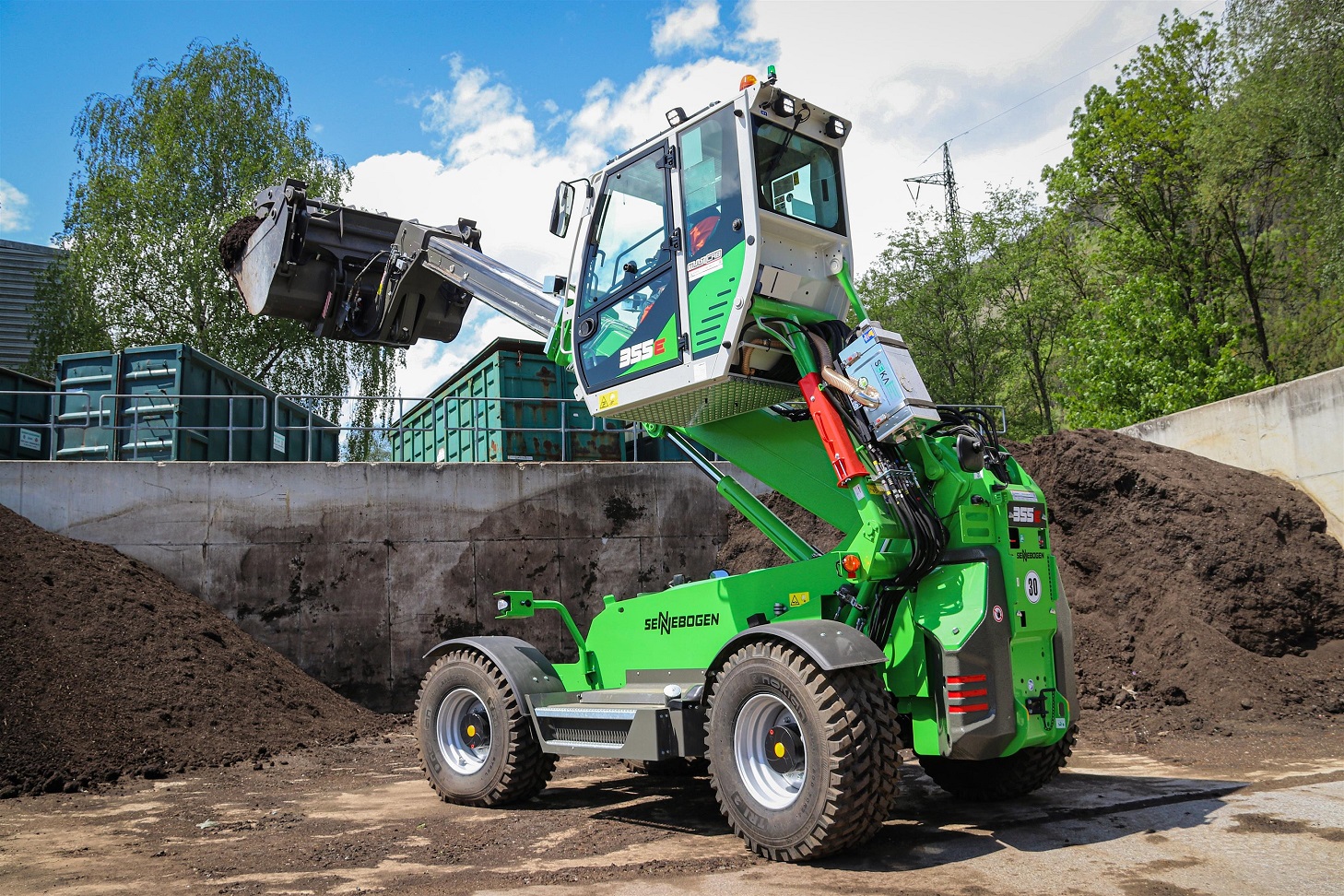 The telehandler's elevating cab has proved useful at the site. Photo: Baublatt Österreich 