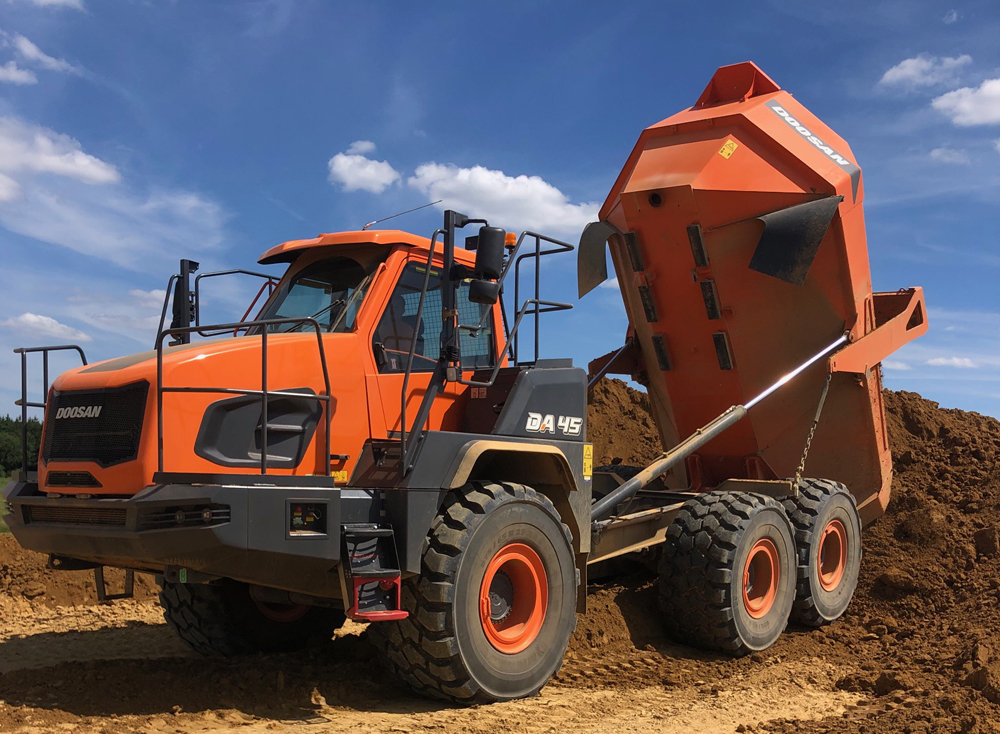 The new Doosan DA45-7 at work at Creaton’s clay and loam pit in Langenreichen-Buttenwiesen, Bavaria