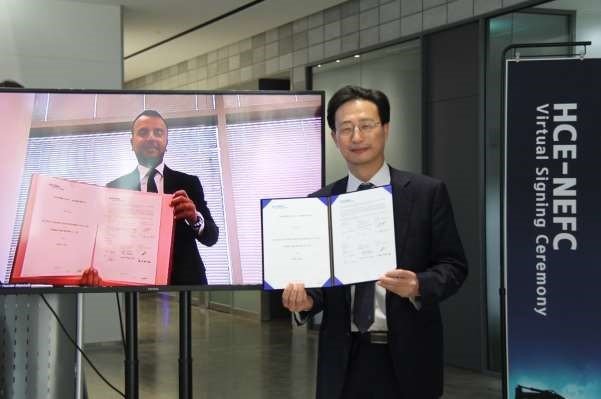  Hussain Al-Amoudi of NEFC (left) and Hyundai CE's Moon Jae-young at the online signing ceremony