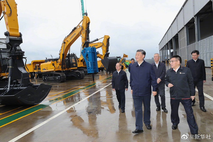 President Xi inspects LiuGong excavators at its Liuzhou plant. Source: Xinhua