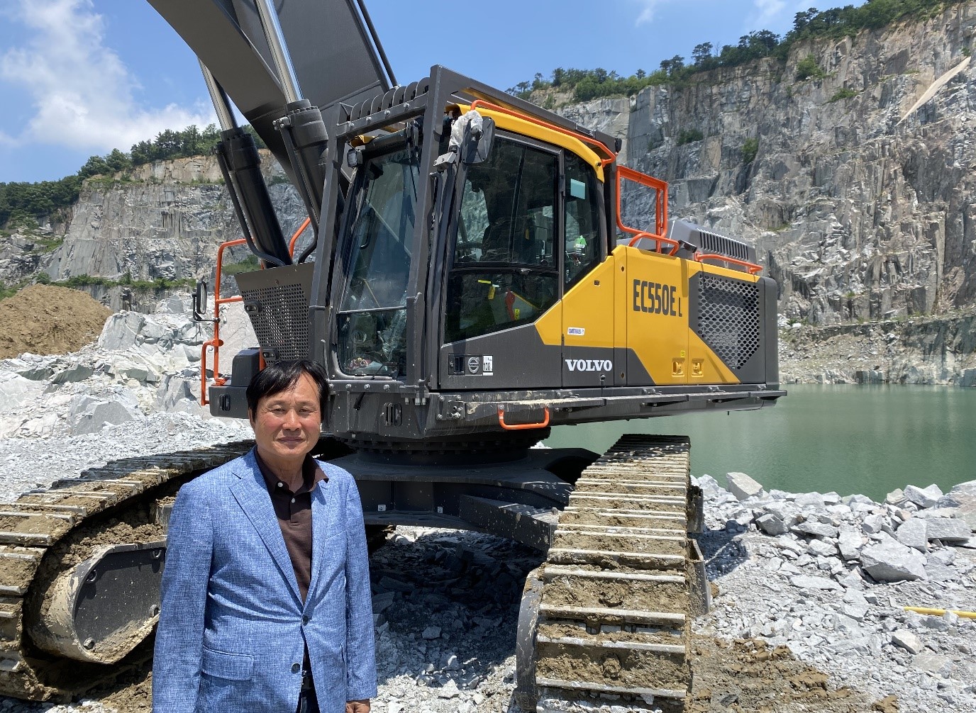  Pyeong-sik Kim, CEO of Daeil Development, with the company’s new Volvo EC550E crawler excavator