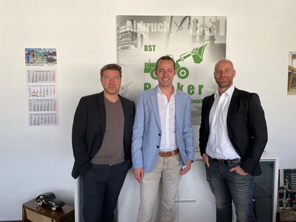 Pictured are representatives from BST Becker Sanierungstechnik, who bought the first EvoQuip Colt 1600 compact scalping screen from Moerschen Mobile Aufbereitung. (L-R) Michael Pfeiffer (GM BST), Sven Brookshaw (GM Moerschen Mobile Aufbereitung GmbH), and Christian Becker (GM BST).