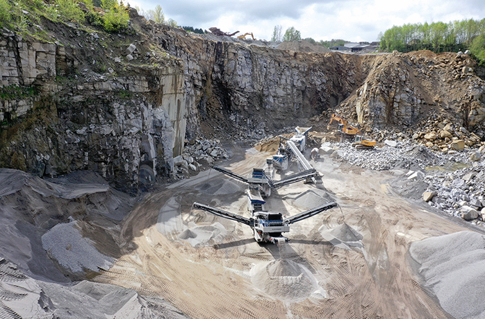 The mobile Kleemann plant train in the Schlag quarry consists of one jaw and cone crusher respectively as well as two screening plants and one stacker