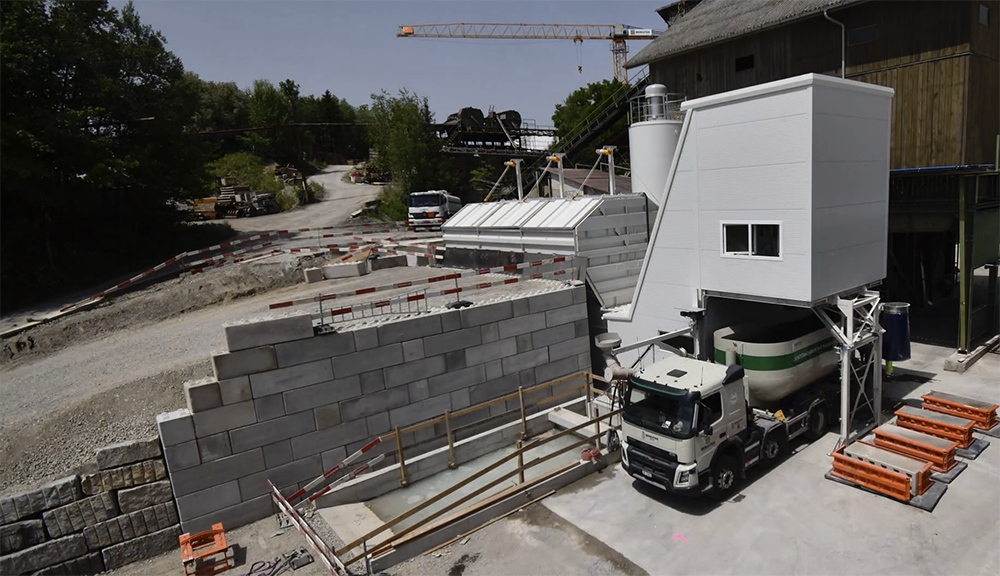 The concrete filling station in Volketswil supplies self-collectors with fresh concrete