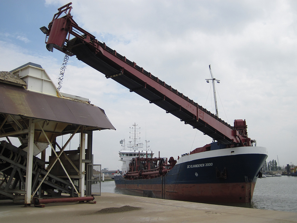 The DC Vlaanderen 3000 dredger unloading at Ostend port