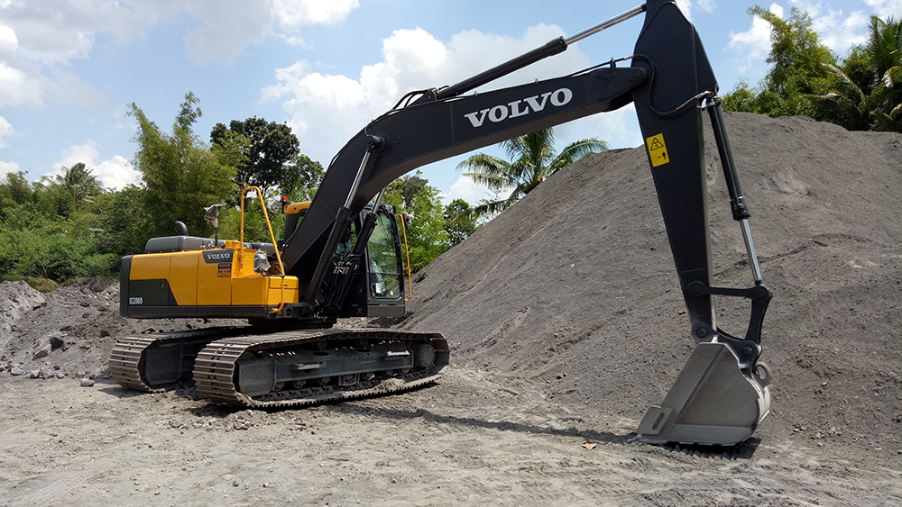 A Volvo EC200D excavator at a facility in Yogyakarta on the island of Java is helping to meet Indonesia’s high demand for aggregates