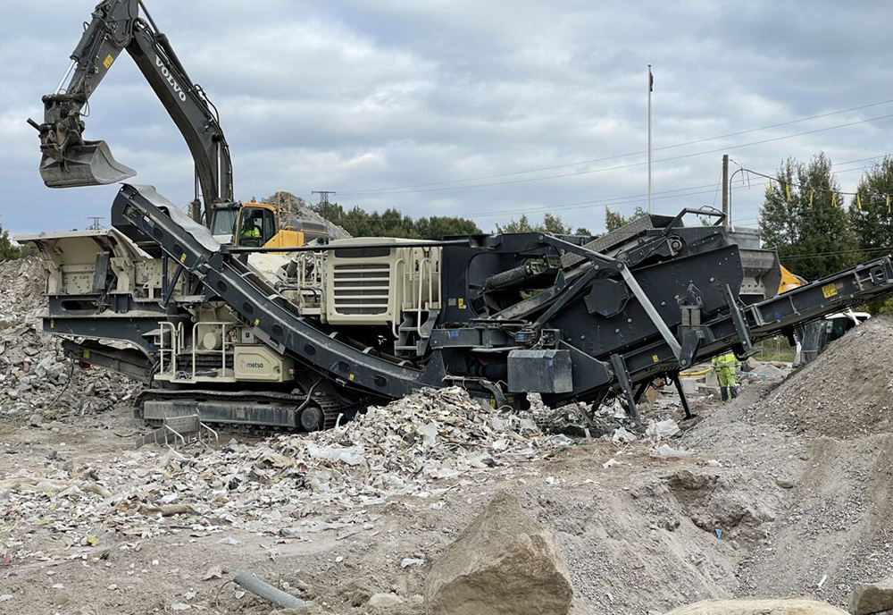 Lokotrack® LT1213 mobile impactor crusher is well equipped for crushing demolition waste. 