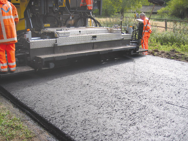 Asphalt laying machine