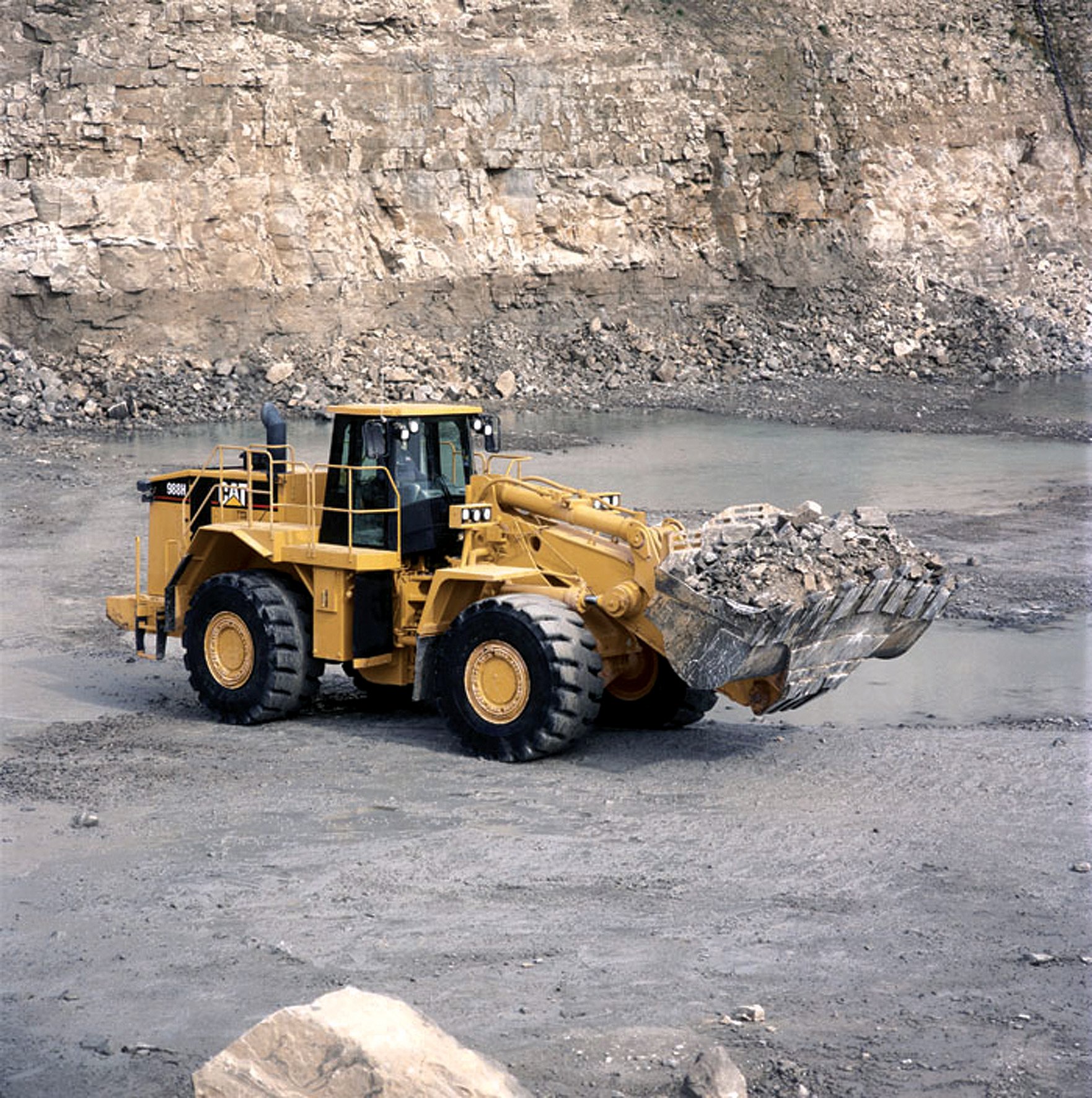 Caterpillar 988H loader