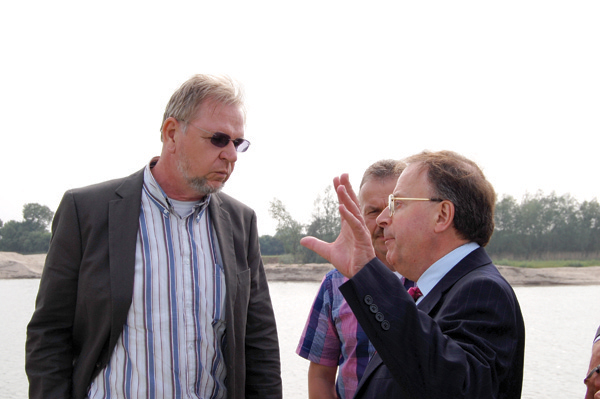 UEPG president Jim O'Brien (right) talking with association members