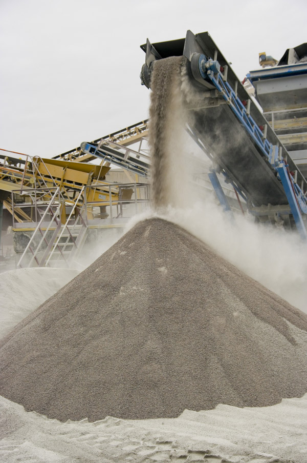 Conveyor depositing aggregate