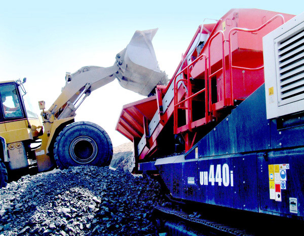 Loading aggregates into a crusher