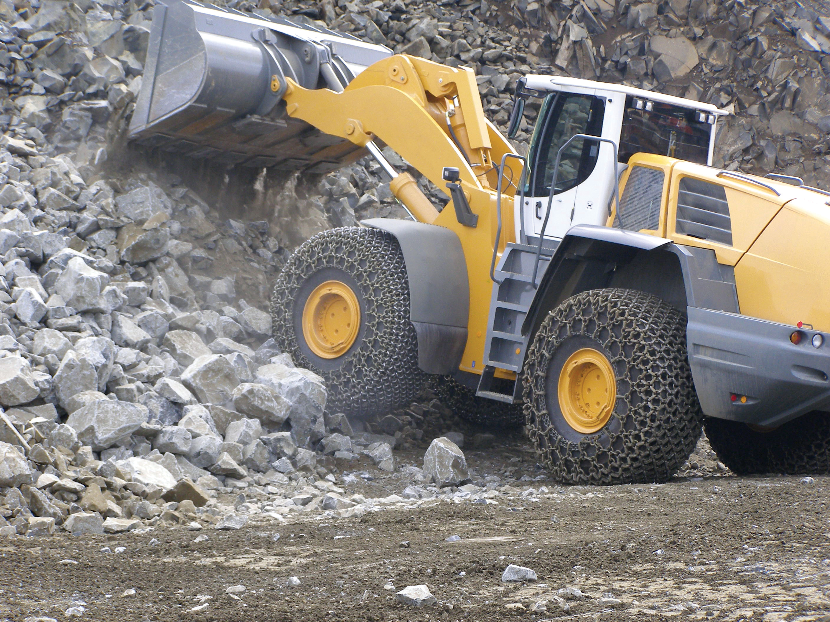 wheeled loader fitted with Erlau chains 