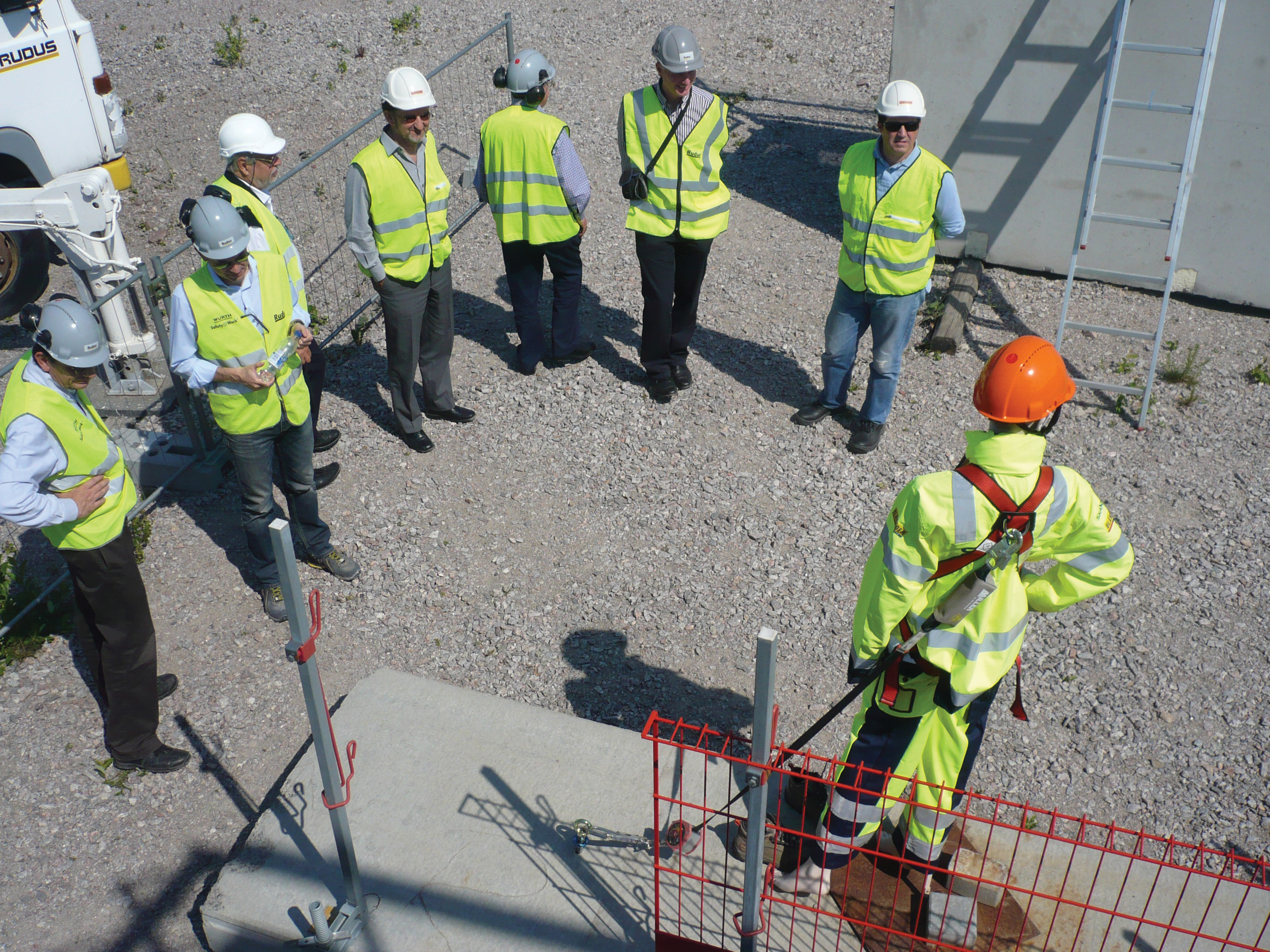 UEPG group leader talks to students