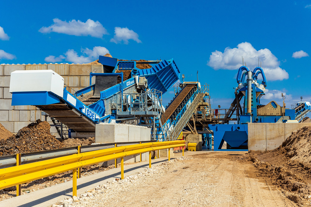 Feed material and oversize removal at North Cave Quarry