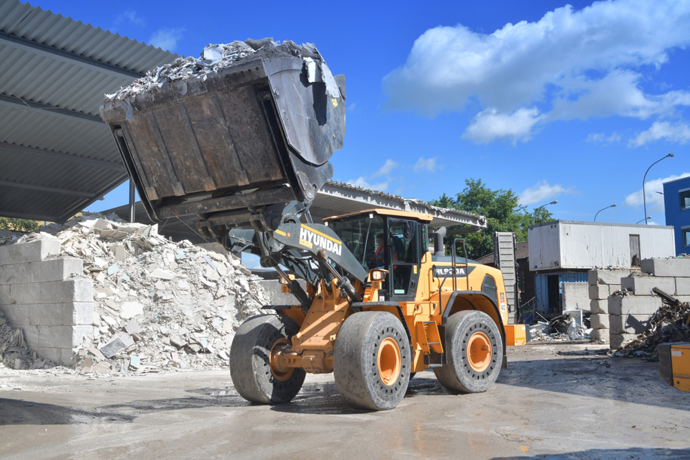 BTU Hartmeier is operating a new Hyundai HL960A wheeled loader