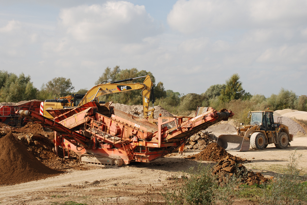 A Cat excavator loading a Cullimore Group Terex Finlay 883 screener