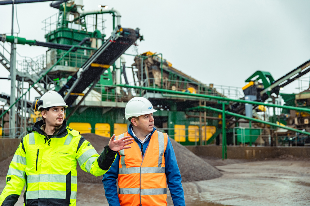 Eunan Kelly (right), head of construction and demolition waste recycling at CDE, with Tommie Thuresson, plant manager for Swedish recycling and landfill specialist DA Mattsson