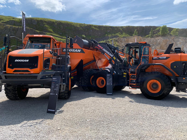 A DA45-7 and DL420-7 on the Doosan Hillhead stand