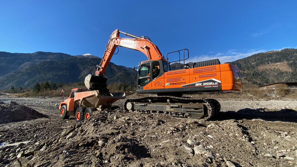 The Doosan DX350LC-7 excavator operated by Mignotti T