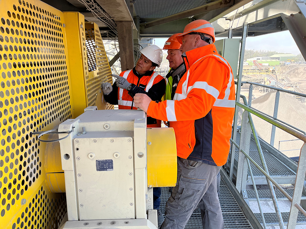 Oldemar Meneses (left), Jean-Marc Fonzé and Hugues Antoine discussing HRC 8 high-pressure roll crusher production  at Rochefort quarry