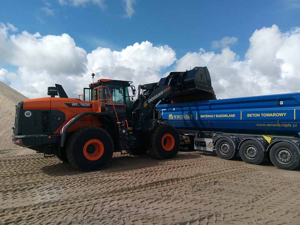 The DL420-7 wheeled loader at work in Węsiory quarry, loading a truck with quarried material 