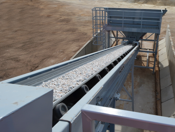 A 600mm-wide heavy-duty conveyor is part of the Haith mobile bagging system