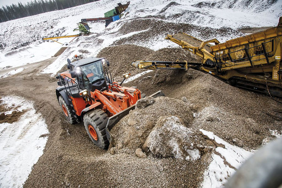 Réné Apprin & Cie uses a Hitachi ZX490LCH-6 excavator for breaking