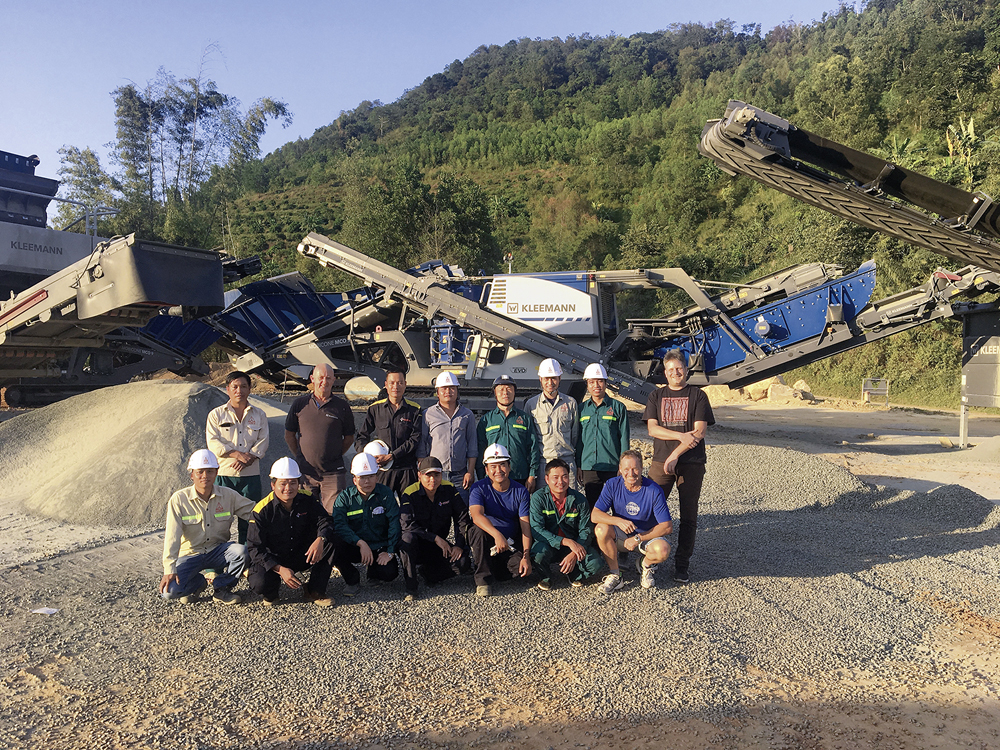 Five interlinked plant – three crushing and two screening units – are processing basalt for National Route 1A motorway works in Vietnam