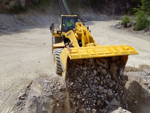 Komatsu WA600-8 in action