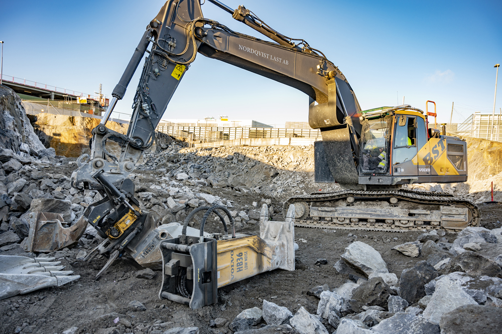 An Engcon QS80 quick coupler attachment is helping create an additional pier at Terminal 5 at Stockholm Arlanda airport