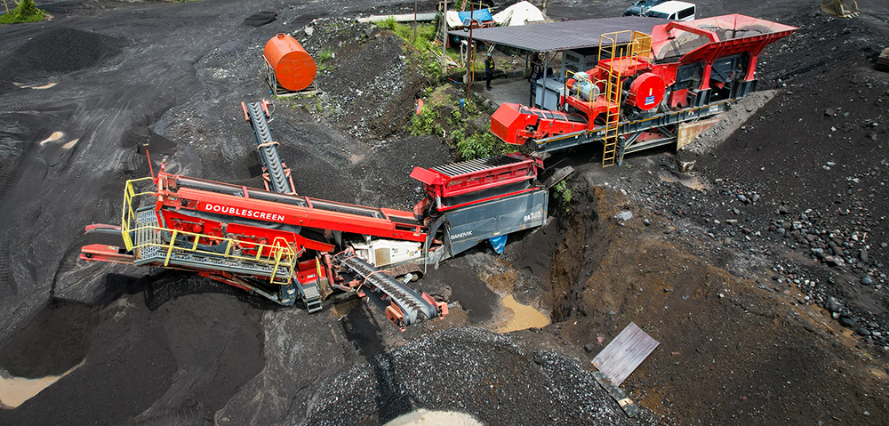 Makapa Corporation’s Sandvik UJ300 wheeled jaw crusher and QA335 Doublescreen