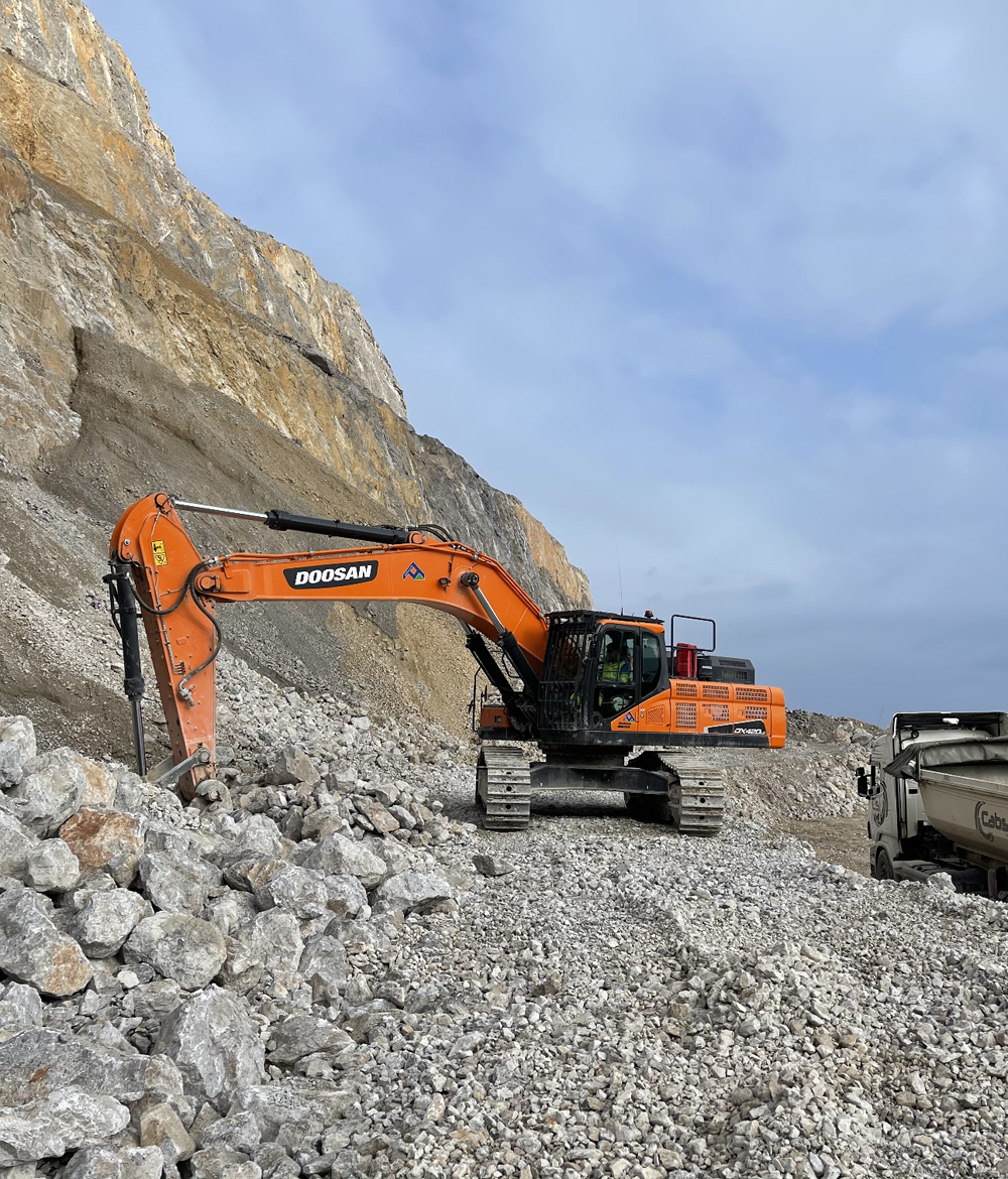 Canteras de Santullán’s Doosan DX420LC-5 crawler excavator