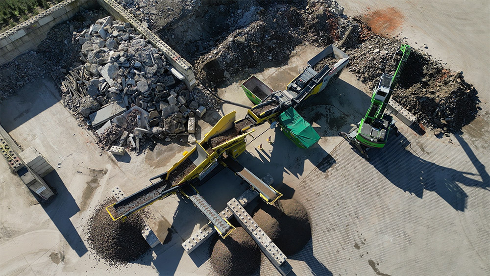 Wolfgang & Hans-Jürgen Büscher in front of the full electric plug-in R3e ZERO impact crusher  Pic: Keestack- Büscher