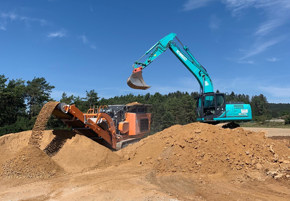 Eunan Kelly (right), head of construction and demolition waste recycling at CDE, with Tommie Thuresson, plant manager for Swedish recycling and landfill specialist DA Mattsson