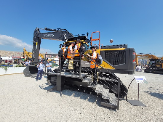 Schoolchildren on an excavator simulator at Hillhead 2022