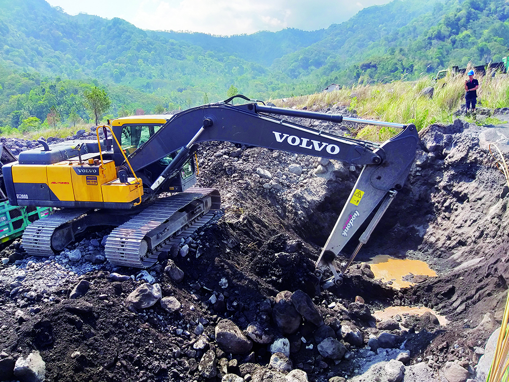 The Volvo EC200D excavator