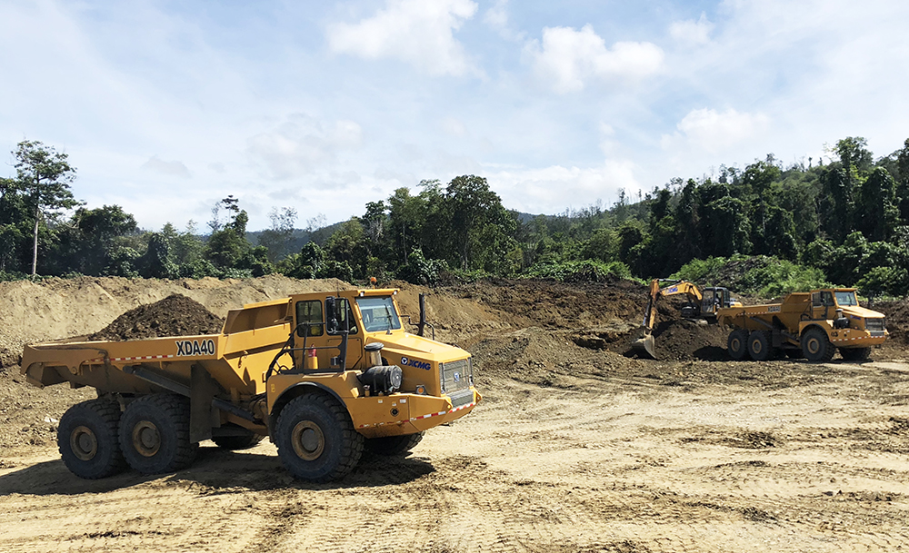 XCMG XDA40 articulated dump trucks at work