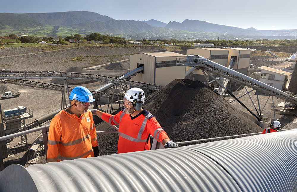 Jesus Lorez (left), Metso Outotec site supervisor and SCPR’s Fabrice Nativel getting a close-up look at some of the conveyed material