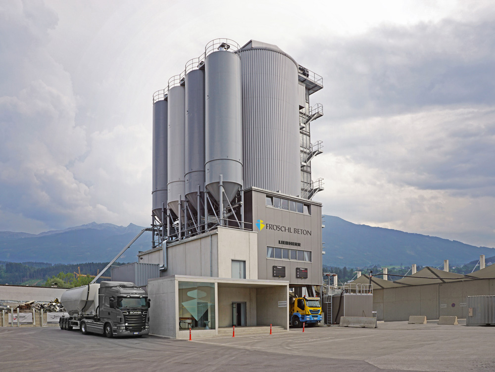 Fröschl Beton’s new mixing tower is fed with aggregates via two charging hoppers and a bucket elevator