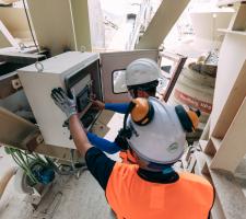 Checking material flow through the Nordberg HP6 cone crushers.jpg