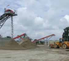 loader in front of chepintsi quarry