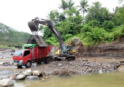 Volvo loading truck.jpg