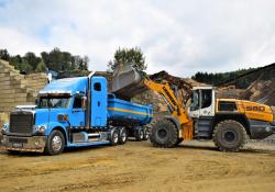 liebherr-l580-xpower-jung-loading-us-truck-300dpi 650.jpg